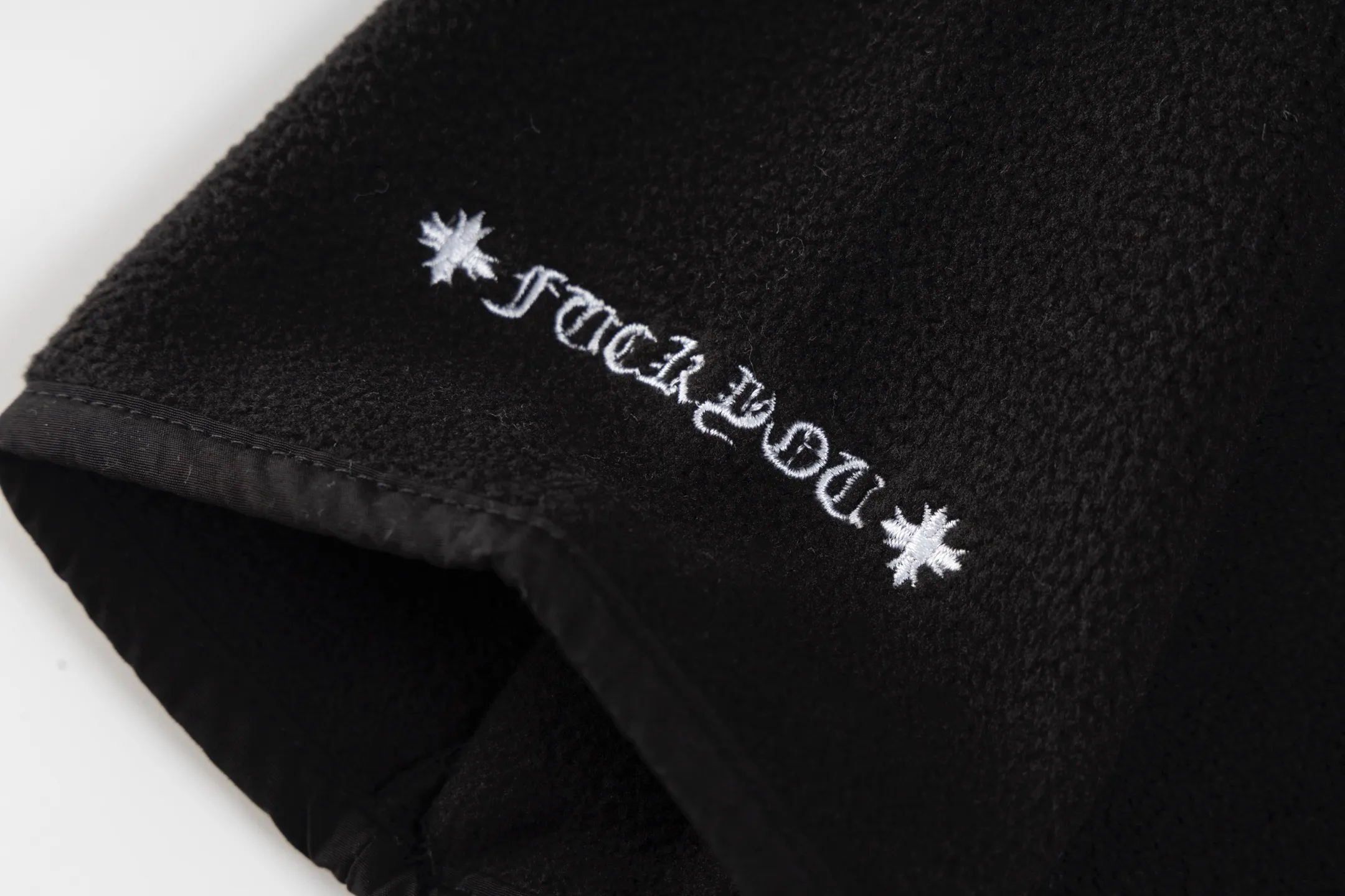 P430 [Exclusive supply] CH Crow Heart Horseshoe double-sided brushed polar fleece hooded sweatshirt. The fabric is made of rare terry and brushed composite fabrics, bringing the ultimate soft touch and excellent thermal insulation performance. The fabric has been treated with a special double-sided brushing process to form a delicate polar fleece surface, which not only maintains a crisp shape but also improves wearing comfort. The chest is decorated with the brand's iconic horseshoe embroidery, using high-density embroidery thread to outline a three-dimensional texture. The collar is edged with imported lambskin and matched with a Crusader flower snap buckle made of real antique silver. The details are full of luxury. The hem is embellished with traditional melon beads, each of which is hand-made genuine antique silver. The interior is treated with velvet to ensure warmth and temperature locking. The overall craftsmanship continues Chrome Hearts' consistent meticulous workmanship. From fabric selection to decorative details, it reflects the brand's ultimate pursuit of quality, perfectly integrating street style with high fashion. Size:S-M-L